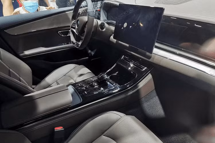 Nội thất của Han DM trông hiện đại và sang trọng, lắp đặt một màn hình cảm ứng cỡ 15,6 inch khổng lồ mà có thể thoải mái xoay ngang xoay dọc. Bảng đồng hồ của xe cũng là dạng màn hình kỹ thuật số tân tiến.