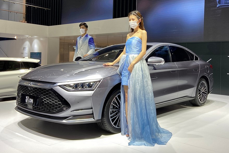 BYD Han DM mới được ra mắt tại Guangdong-Hong Kong-Macao Greater Bay Area Auto Show. Mức giá xe BYD Han DM khởi điểm khoảng 230.000 nhân dân tệ (tương đương 756 triệu đồng) khi nó chính thức tấn công thị trường nội địa Trung Quốc trong tháng tới.