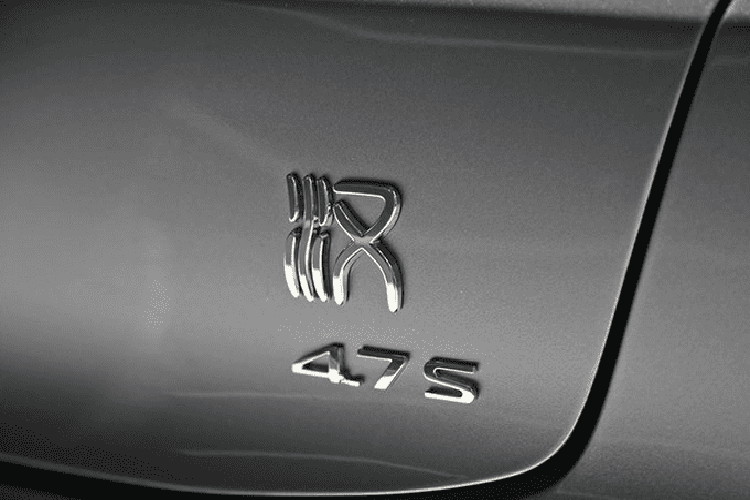 Với công suất ấn tượng, thời gian gia tốc từ 0-100 km/h của BYD Han DM chỉ là 4,7 giây. Sự thực đáng tự hào này đã được nhà sản xuất khoe ra ngoài bằng một dòng chữ phía sau.