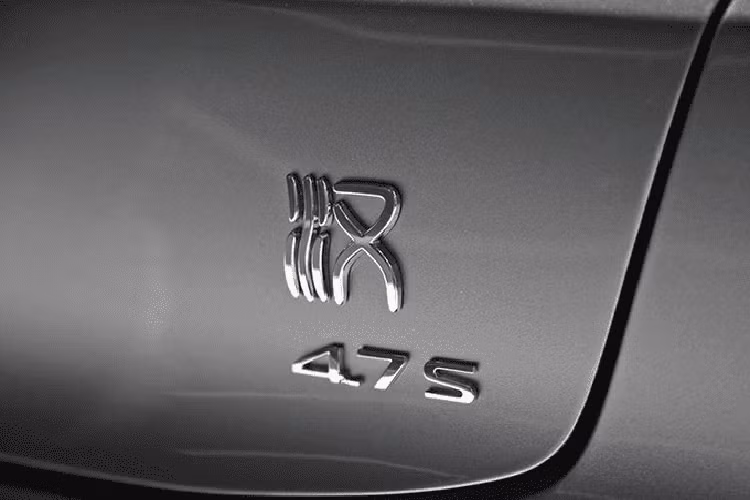 Với công suất ấn tượng, thời gian gia tốc từ 0-100 km/h của BYD Han DM chỉ là 4,7 giây. Sự thực đáng tự hào này đã được nhà sản xuất khoe ra ngoài bằng một dòng chữ phía sau.