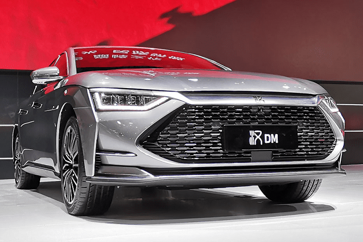 BYD là một trong những nhà sản xuất ôtô điện lớn nhất Trung Quốc vào thời điểm hiện tại. Tháng trước, hàng đã hé lộ phiên bản chạy điện của mẫu sedan BYD Han 2021 mới. Tuần này, họ tiếp tục vén màn phiên bản plug-in hybrid được gọi là Han DM, với chữ “DM” là viết tắt của “Dual Motor”.