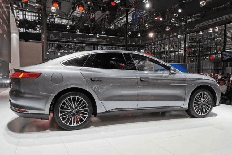 Mẫu BYD Han DM hybrid mới có một thiết kế mặt trước khác với bản EV. Ở những hình ảnh chụp thăm dò trước đây, nó trông rất giống một chiếc Audi. Giờ đây, chúng ta có thể nhìn rõ diện mạo của xe, và nét giống với Audi dường như được giảm bớt. Chiếc sedan hybrid đẹp mắt này có trang bị một động cơ tăng áp 2.0 lít kết hợp với một mô tơ điện.