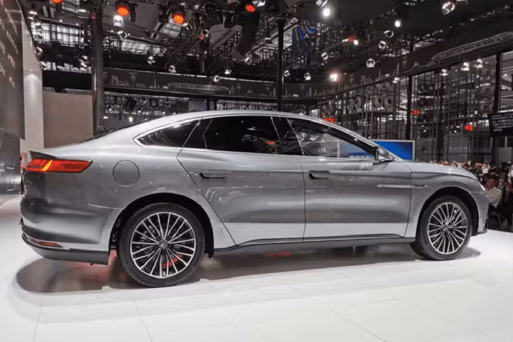 Mẫu BYD Han DM hybrid mới có một thiết kế mặt trước khác với bản EV. Ở những hình ảnh chụp thăm dò trước đây, nó trông rất giống một chiếc Audi. Giờ đây, chúng ta có thể nhìn rõ diện mạo của xe, và nét giống với Audi dường như được giảm bớt. Chiếc sedan hybrid đẹp mắt này có trang bị một động cơ tăng áp 2.0 lít kết hợp với một mô tơ điện.