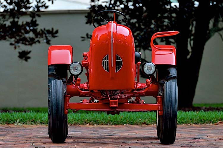 Bên cạnh này, ai người mua chiếc máy kéo này còn được động tay vào sách hướng dẫn sử dụng và các tài liệu quảng cáo được biên tập từ nhiều thập kỷ trước bởi các nhà sản xuất.