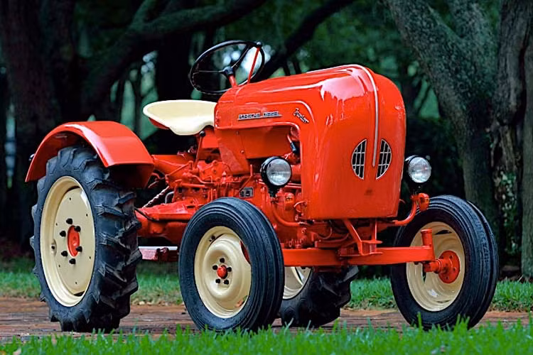 Ngay từ thời kỳ đầu thập niên 1930, một thời điểm khi ngành công nghiệp Châu Âu đang bắt đầu sản sinh ra những kỹ sư sẽ thay đổi thế giới mãi mãi, Ferdinand Porsche đã nỗ lực nghĩ ra một chiếc xe thể thao Porsche chân chính, phù hợp cho mọi người dân Châu Âu. Đồng lúc đó, ông ấy cũng phát triển một công cụ môtô hóa dành cho nông nghiệp.