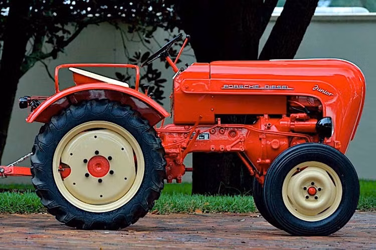 Năm năm trước khi Thế Chiến II nổ ra, thương hiệu xe thể thao Đức đã làm ra ba chiếc máy kéo Porsche thử nghiệm, chế tạo quanh một động cơ dầu mang tính cách mạng.