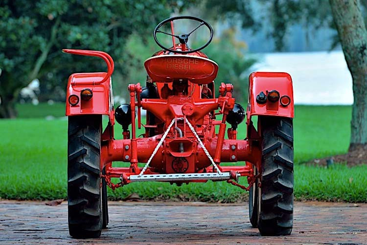 Máy kéo Porsche Model 108 Junior như chúng ta thấy trong ảnh rõ ràng là đã được phục chế, nhưng nó vẫn giữ nguyên tất cả máy móc khi lăn bánh khỏi nhà máy trong năm 1959. Điều đó bao gồm động cơ 822 cc tí hon chính hãng với 14 mã lực, và hộp số sàn 3 cấp – chúng liên kết với nhau bởi một kết nối thủy lực.