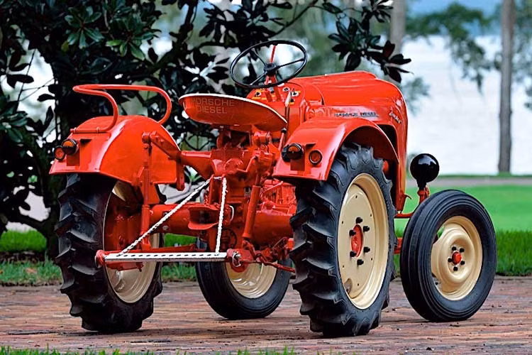 Được làm mát bằng không khí, hệ truyền động này mang tính kết cấu, và nó có thể được biến thành động cơ 1, 2, 3 hoặc 4 xi-lanh, tùy thuộc vào ý định sử dụng của máy kéo. Tuy nhiên khi chiến tranh lan rộng khắp Châu Âu, quá trình phát triển máy kéo Porsche đã buộc phải dừng lại, giống như bao thứ khác.