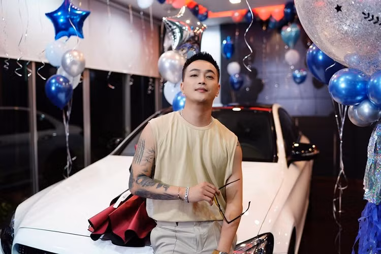 Vào tối hôm qua, ngày 18 tháng 8 năm 2020, nam ca sĩ Linh Phương, hay còn được biết đến với nghệ danh Ti Ti, cựu trưởng nhóm HKT nhận bàn giao chiếc xe Mercedes-Benz C300 AMG 2020 mới chính hãng thu hút không ít sự chú ý của cộng đồng mạng.