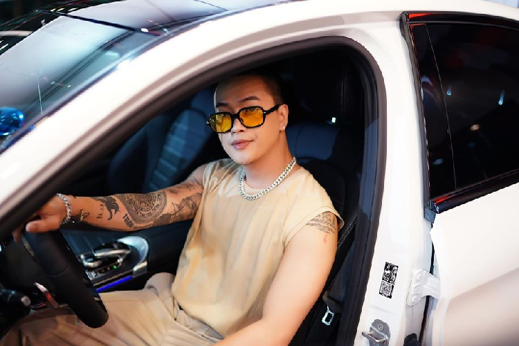 Trước đó, việc âm thầm nâng cấp cửa sổ trời toàn cảnh Panorama dạng kính cho C300 AMG 2020 của Mercedes-Benz Việt Nam khiến khách hàng không khỏi bất ngờ. Một số cho rằng sẽ tốn thêm tiền để dán cách nhiệt, số khác cho rằng thêm cửa sổ trời cho hàng ghế sau có cái tiện lợi là đẹp hơn nhưng dễ khiến khoang lái nóng hơn.