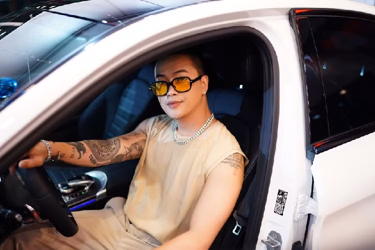 Trước đó, việc âm thầm nâng cấp cửa sổ trời toàn cảnh Panorama dạng kính cho C300 AMG 2020 của Mercedes-Benz Việt Nam khiến khách hàng không khỏi bất ngờ. Một số cho rằng sẽ tốn thêm tiền để dán cách nhiệt, số khác cho rằng thêm cửa sổ trời cho hàng ghế sau có cái tiện lợi là đẹp hơn nhưng dễ khiến khoang lái nóng hơn.