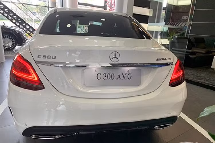 "Trái tim" của Mercedes-Benz C300 AMG 2020 là khối động cơ xăng 4 xi-lanh thẳng hàng, tăng áp kép, dung tích 2.0 lít, sản sinh công suất tối đa 258 mã lực và mô-men xoắn cực đại 370 Nm. Nhờ đó, xe có thể tăng tốc từ vị trí xuất phát lên 100 km/h trong thời gian 5,9 giây.