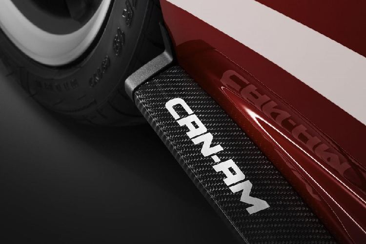 Trên nền sơn màu đỏ Mars Red, chiếc siêu xe mui trần McLaren 650S Spider Can-Am đang được trưng bày ở đại lý siêu xe McLaren Hồng Kông còn có nắp capo hoàn toàn làm từ sợi carbon, một số chi tiết ở ngoại thất cũng làm từ chất liệu đắt tiền này, ấn tượng nhất là phần mui xếp cứng của xe. Ngoại hình của siêu xe mui trần McLaren 650S Spider Can-Am chỉ có 50 chiếc trên thế giới còn có điểm khác biệt so với bản tiêu chuẩn ở bộ mâm 5 chấu đơn đi kèm đĩa phanh bằng carbon ceramic với bộ kẹp phanh màu đen gắn trên bộ vành hợp kim trọng lượng nhẹ cùng màu.