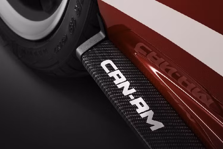 Trên nền sơn màu đỏ Mars Red, chiếc siêu xe mui trần McLaren 650S Spider Can-Am đang được trưng bày ở đại lý siêu xe McLaren Hồng Kông còn có nắp capo hoàn toàn làm từ sợi carbon, một số chi tiết ở ngoại thất cũng làm từ chất liệu đắt tiền này, ấn tượng nhất là phần mui xếp cứng của xe. Ngoại hình của siêu xe mui trần McLaren 650S Spider Can-Am chỉ có 50 chiếc trên thế giới còn có điểm khác biệt so với bản tiêu chuẩn ở bộ mâm 5 chấu đơn đi kèm đĩa phanh bằng carbon ceramic với bộ kẹp phanh màu đen gắn trên bộ vành hợp kim trọng lượng nhẹ cùng màu.