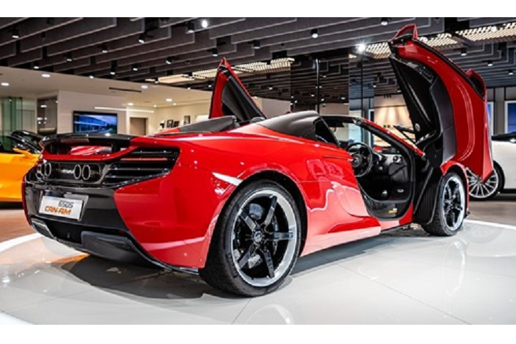 Gần đây nhất, đại lý siêu xe McLaren Hồng Kông đã được một đại gia ở đây cho mượn chiếc siêu xe mui trần McLaren 650S Spider Can-Am mới vốn chỉ có đúng 50 chiếc được sản xuất trên toàn thế giới để trưng bày đến hết ngày 14 tháng 12. Điều đáng nói, số lượng McLaren 650S Spider Can-Am sử dụng tay lái nghịch càng hiếm có.