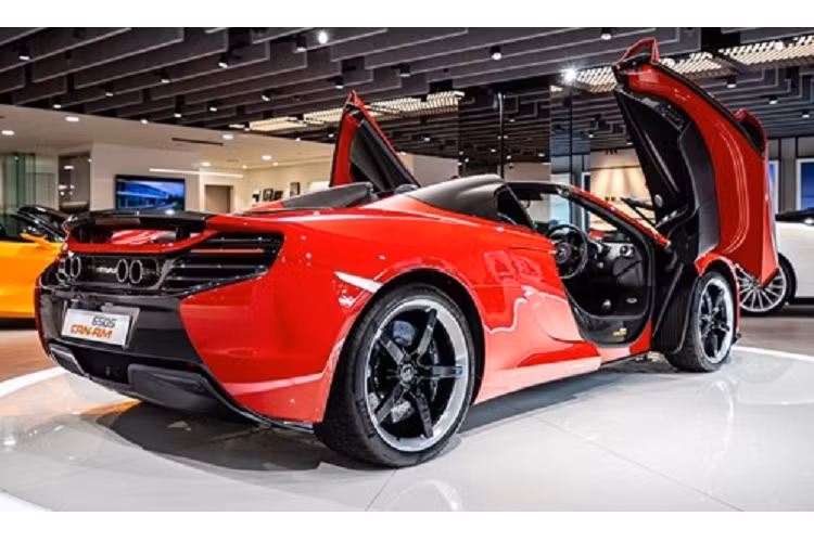 Gần đây nhất, đại lý siêu xe McLaren Hồng Kông đã được một đại gia ở đây cho mượn chiếc siêu xe mui trần McLaren 650S Spider Can-Am mới vốn chỉ có đúng 50 chiếc được sản xuất trên toàn thế giới để trưng bày đến hết ngày 14 tháng 12. Điều đáng nói, số lượng McLaren 650S Spider Can-Am sử dụng tay lái nghịch càng hiếm có.