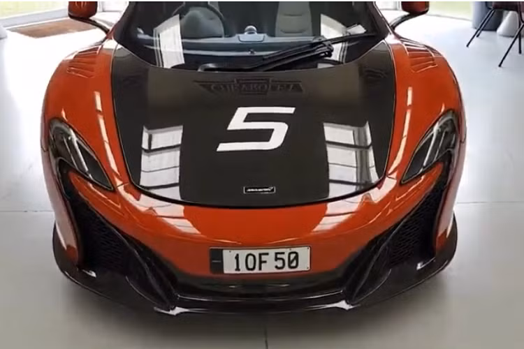 Ở nẹp sườn bằng carbon của McLaren 650S Spider Can-Am đang được trưng bày ở đại lý siêu xe McLaren Hồng Kông còn có dòng chữ Can-Am màu trắng để thể hiện đây là phiên bản giới hạn, các vòm bánh xe có thêm khe gió và ấn tượng nhất là cụm 4 ống xả kép dạng tròn làm bằng thép không gỉ khác biệt hoàn toàn so với xe tiêu chuẩn hay các phiên bản giới hạn khác của McLaren 650S. Bên trong khoang lái của xe có màu tối, nội thất xe được xử lý với nhiều da và vật liệu Alcantara hơn cho ghế xe thể thao.