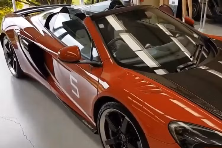 McLaren 650S Spider Can-Am còn có tấm kim loại gắn phía bậc cửa bên tài cho biết đây là phiên bản giới hạn. Chưa hết, bậc cửa còn có dòng chữ 650S hoàn thành màu tối và Can-Am màu cam. Chỉ 50 chiếc siêu xe mui trần được sản xuất, giá xe McLaren 650S Spider Can-Am khoảng 345.000 đô la được sản xuất nhằm vinh danh giải đua xe thể thao Can-Am lừng danh của những năm 1960.