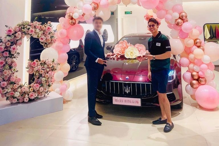 Mới đây, trên mạng xã hội lan truyền hình ảnh Matt Liu, bạn trai của Hoa hậu chuyển giới Hương Giang đi nhận bàn giao chiếc xe sang Maserati Quattroporte màu đỏ rất nổi bật và trong khung cảnh chẳng khác gì là câu chuyện cổ tích với hàng rào bong bóng hoa hồng. Matt Liu, bạn trai của Hoa hậu chuyển giới Hương Giang cùng chiếc xe sang Maserati Quattroporte
