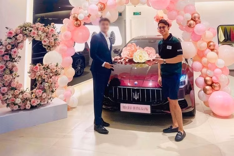 Mới đây, trên mạng xã hội lan truyền hình ảnh Matt Liu, bạn trai của Hoa hậu chuyển giới Hương Giang đi nhận bàn giao chiếc xe sang Maserati Quattroporte màu đỏ rất nổi bật và trong khung cảnh chẳng khác gì là câu chuyện cổ tích với hàng rào bong bóng hoa hồng. Matt Liu, bạn trai của Hoa hậu chuyển giới Hương Giang cùng chiếc xe sang Maserati Quattroporte