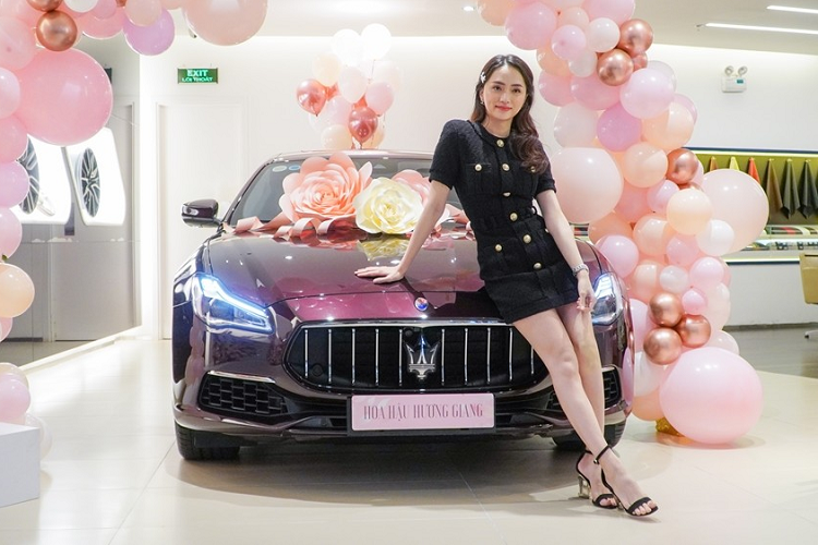 Nhanh chóng sau đó, hình ảnh Hoa hậu Hương Giang cùng Maserati Quattroporte cũng được chia sẻ rộng rãi trên mạng xã hội. Thú vị hơn là tấm bảng gắn chỗ biển số của chiếc xe sang Maserati Quattroporte màu đỏ này lại là Hoa hậu Hương Giang. Điều này khiến cư dân mạng rộ lên tin đồn Matt Liu đi nhận bàn giao xe Maserati Quattroporte nhưng vẫn muốn bạn gái vui vẻ nên để tấm bảng ghi tên bạn gái, bên cạnh đó có không ít tin đồn cho rằng Matt Liu mua chiếc xe Maserati Quattroporte này cho Hương Giang.