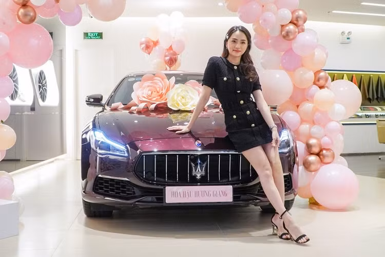 Nhanh chóng sau đó, hình ảnh Hoa hậu Hương Giang cùng Maserati Quattroporte cũng được chia sẻ rộng rãi trên mạng xã hội. Thú vị hơn là tấm bảng gắn chỗ biển số của chiếc xe sang Maserati Quattroporte màu đỏ này lại là Hoa hậu Hương Giang. Điều này khiến cư dân mạng rộ lên tin đồn Matt Liu đi nhận bàn giao xe Maserati Quattroporte nhưng vẫn muốn bạn gái vui vẻ nên để tấm bảng ghi tên bạn gái, bên cạnh đó có không ít tin đồn cho rằng Matt Liu mua chiếc xe Maserati Quattroporte này cho Hương Giang.