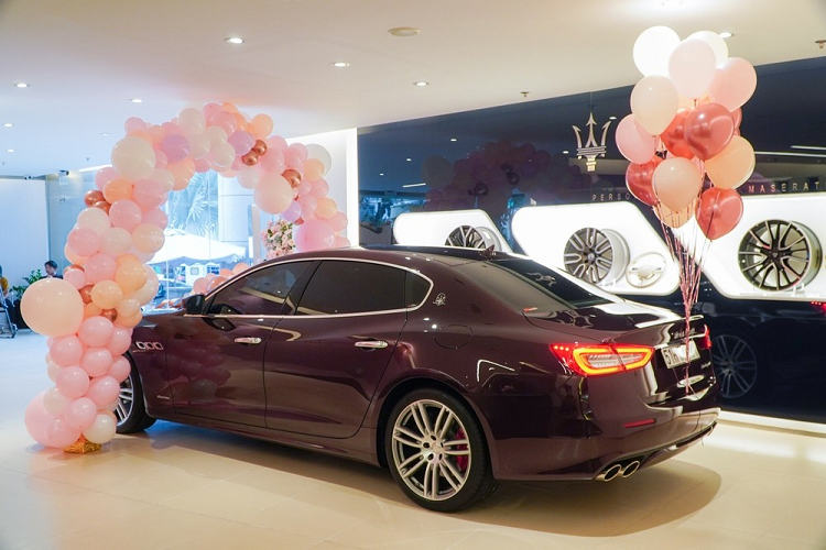 Chỉ biết rằng, giá xe Maserati Quattroporte tiêu chuẩn tại Việt Nam bắt đầu từ 6,2 tỷ đồng, riêng chiếc xe sang Maserati Quattroporte của Hoa hậu Hương Giang mới nhận bàn giao có thêm gói tuỳ chọn Granlusso nên giá xe có thể trên 6,9 tỷ đồng. Quattroporte là dòng xe sang cao cấp nhất của hãng Maserati hiện nay.