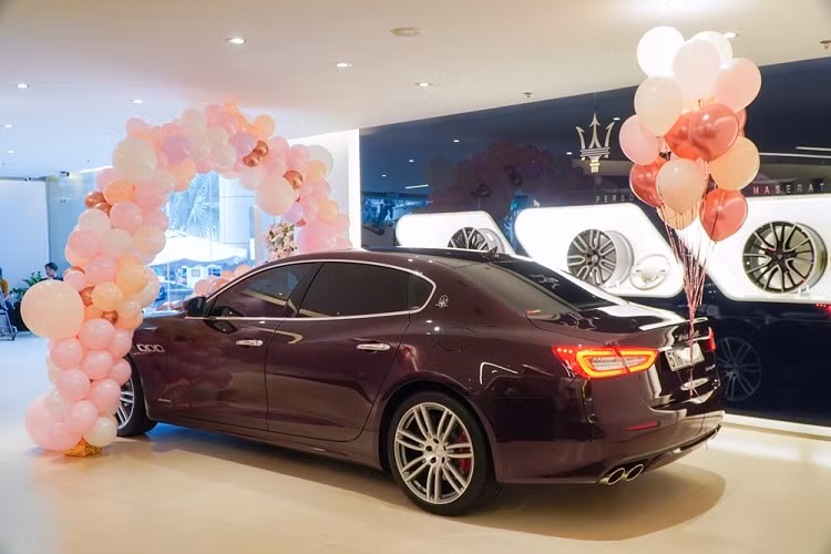 Chỉ biết rằng, giá xe Maserati Quattroporte tiêu chuẩn tại Việt Nam bắt đầu từ 6,2 tỷ đồng, riêng chiếc xe sang Maserati Quattroporte của Hoa hậu Hương Giang mới nhận bàn giao có thêm gói tuỳ chọn Granlusso nên giá xe có thể trên 6,9 tỷ đồng. Quattroporte là dòng xe sang cao cấp nhất của hãng Maserati hiện nay.