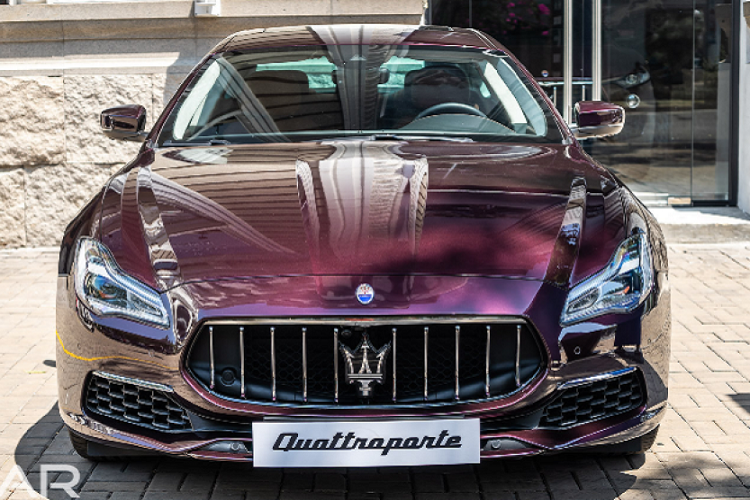 Maserati Quattroporte Granlusso của Hoa hậu Hương Giang vẫn được trang bị khối động cơ V6, dung tích 3.0 lít, sản sinh công suất tối đa 350 mã lực và mô-men xoắn cực đại 500 Nm. Động cơ kết hợp cùng hộp số tự động 8 cấp, nhờ đó, chiếc xe sang này tăng tốc từ vị trí xuất phát lên 100 km/h chỉ mất thời gian 5,5 giây trước khi đạt tốc độ tối đa 270 km/h.