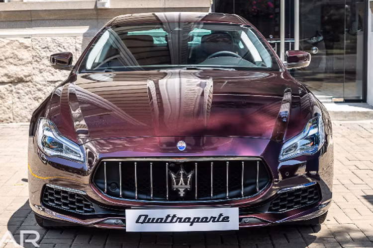 Maserati Quattroporte Granlusso của Hoa hậu Hương Giang vẫn được trang bị khối động cơ V6, dung tích 3.0 lít, sản sinh công suất tối đa 350 mã lực và mô-men xoắn cực đại 500 Nm. Động cơ kết hợp cùng hộp số tự động 8 cấp, nhờ đó, chiếc xe sang này tăng tốc từ vị trí xuất phát lên 100 km/h chỉ mất thời gian 5,5 giây trước khi đạt tốc độ tối đa 270 km/h.