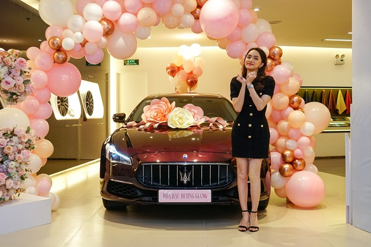 Tấm băng rôn ghi thông tin cho thấy Hoa hậu Hương Giang mới sở hữu Maserati Quattroporte. Được biết, chiếc xe sang Maserati Quattroporte của Hoa hậu Hương Giang mới nhận bàn giao tại Sài thành có màu sơn đỏ Rosso Folgore rất nổi bật. Hiện không rõ Hoa hậu Chuyển giới Quốc tế tại Thái Lan vào năm 2018 đã bỏ ra bao nhiêu tiền để sở hữu chiếc xe sang Maserati Quattroporte này.