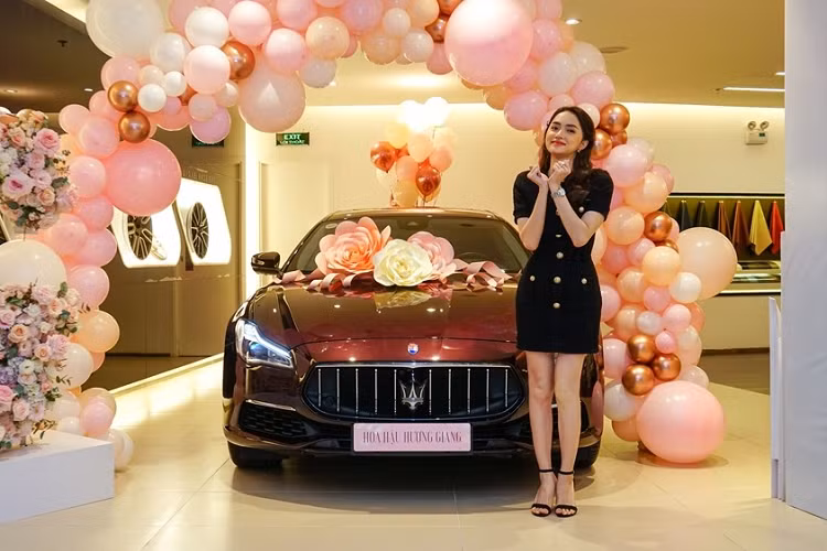 Tấm băng rôn ghi thông tin cho thấy Hoa hậu Hương Giang mới sở hữu Maserati Quattroporte. Được biết, chiếc xe sang Maserati Quattroporte của Hoa hậu Hương Giang mới nhận bàn giao tại Sài thành có màu sơn đỏ Rosso Folgore rất nổi bật. Hiện không rõ Hoa hậu Chuyển giới Quốc tế tại Thái Lan vào năm 2018 đã bỏ ra bao nhiêu tiền để sở hữu chiếc xe sang Maserati Quattroporte này.