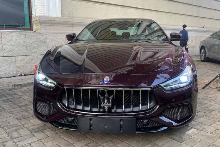 Ở nội thất, chiếc Maserati Quattroporte Granlusso của Hoa hậu Hương Giang được hãng thời trang danh tiếng Zegna mang đến sự kết hợp giữa lụa Ermenegildo Zegna màu xám tro Anthracite và da màu nâu nhạt khá cao cấp và sang trọng. Tất nhiên, chiếc xe sang của bạn gái Matt Liu vẫn có tấm chắn nắng bằng lụa với nhãn “Ermenegildo Zegna thiết kế độc quyền cho Maserati”.