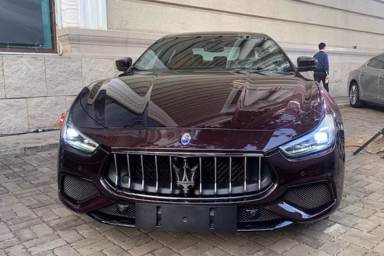 Ở nội thất, chiếc Maserati Quattroporte Granlusso của Hoa hậu Hương Giang được hãng thời trang danh tiếng Zegna mang đến sự kết hợp giữa lụa Ermenegildo Zegna màu xám tro Anthracite và da màu nâu nhạt khá cao cấp và sang trọng. Tất nhiên, chiếc xe sang của bạn gái Matt Liu vẫn có tấm chắn nắng bằng lụa với nhãn “Ermenegildo Zegna thiết kế độc quyền cho Maserati”.