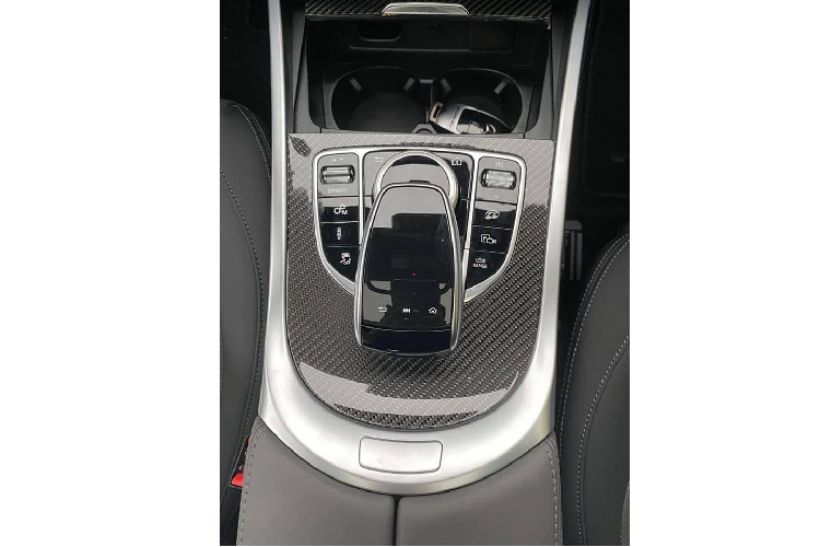 Trong khi đó, gói Night Package tiêu chuẩn lại bổ sung hệ thống vỏ đèn, vỏ gương ngoại thất, ốp trang trí trên cản va và kính cửa sổ sau màu tối cho Mercedes-Benz G-Class phiên bản đặc biệt. Những đặc điểm nhận dạng khác ở bên ngoài Mercedes-Benz G-Class Stronger Than Time Edition bao gồm hệ thống đèn pha Multibeam LED, tấm biển nhỏ với dòng chữ Stronger Than Time trên cột A và đèn chiếu thông điệp chào mừng người lái xuống mặt đất.