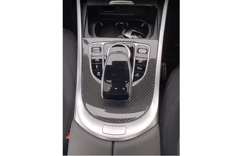 Trong khi đó, gói Night Package tiêu chuẩn lại bổ sung hệ thống vỏ đèn, vỏ gương ngoại thất, ốp trang trí trên cản va và kính cửa sổ sau màu tối cho Mercedes-Benz G-Class phiên bản đặc biệt. Những đặc điểm nhận dạng khác ở bên ngoài Mercedes-Benz G-Class Stronger Than Time Edition bao gồm hệ thống đèn pha Multibeam LED, tấm biển nhỏ với dòng chữ Stronger Than Time trên cột A và đèn chiếu thông điệp chào mừng người lái xuống mặt đất.