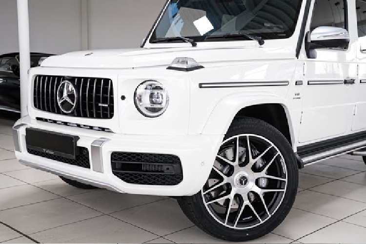 Xe được trang bị khá đầy đủ với hệ thống đèn viền trang trí 64 màu, camera 360 độ, ghế Active Multicontour Seat, dàn âm thanh Burmester "hàng hiệu" và cửa sổ trời chỉnh điện với tính năng đóng tự động khi trời mưa. Cuối cùng là hệ thống treo với giảm chấn thích ứng và gói trang bị an toàn Driving Assistance Package. Mức giá xe Mercedes-AMG G63 Stronger Than Time Edition tại Việt Nam vẫn chưa được công bố.