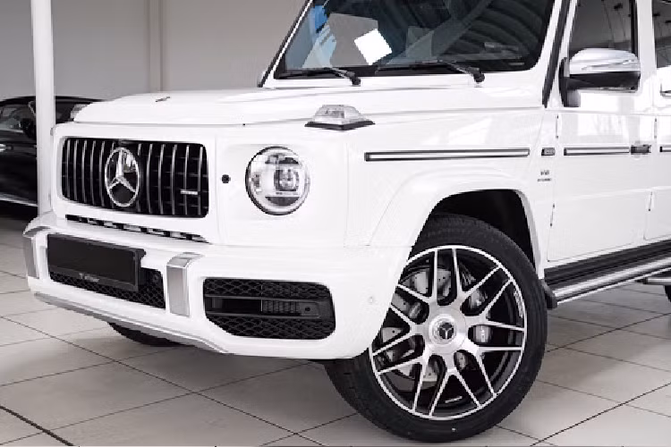 Xe được trang bị khá đầy đủ với hệ thống đèn viền trang trí 64 màu, camera 360 độ, ghế Active Multicontour Seat, dàn âm thanh Burmester "hàng hiệu" và cửa sổ trời chỉnh điện với tính năng đóng tự động khi trời mưa. Cuối cùng là hệ thống treo với giảm chấn thích ứng và gói trang bị an toàn Driving Assistance Package. Mức giá xe Mercedes-AMG G63 Stronger Than Time Edition tại Việt Nam vẫn chưa được công bố.