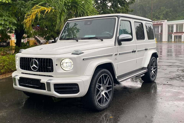 Mercedes-AMG G63 Stronger Than Time Edition có một số điểm khác biệt ở ngoại thất như lưới tản nhiệt mạ crôm màu tối cùng vỏ gương ngoại thất, bậc cửa và một số chi tiết trang trí mạ crôm màu nhám. Chưa hết, G63 phiên bản đặc biệt này còn đi kèm bộ vành hợp kim 22 inch và nội thất phối hai màu với những điểm nhấn bằng sợi carbon. Xe được trang bị khối động cơ xăng V8, tăng áp kép, dung tích 4.0 lít, sản sinh công suất tối đa 585 mã lực và mô-men xoắn cực đại 850 Nm.