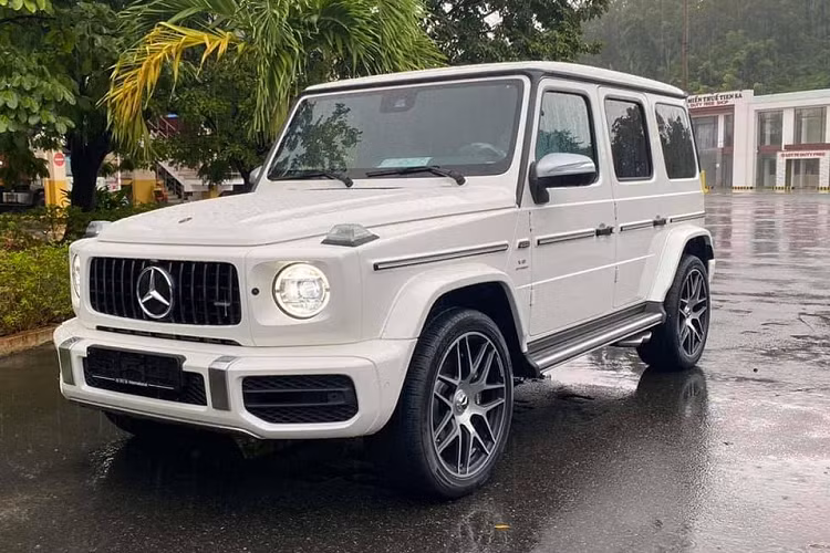 Mercedes-AMG G63 Stronger Than Time Edition có một số điểm khác biệt ở ngoại thất như lưới tản nhiệt mạ crôm màu tối cùng vỏ gương ngoại thất, bậc cửa và một số chi tiết trang trí mạ crôm màu nhám. Chưa hết, G63 phiên bản đặc biệt này còn đi kèm bộ vành hợp kim 22 inch và nội thất phối hai màu với những điểm nhấn bằng sợi carbon. Xe được trang bị khối động cơ xăng V8, tăng áp kép, dung tích 4.0 lít, sản sinh công suất tối đa 585 mã lực và mô-men xoắn cực đại 850 Nm.