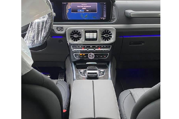 Như vậy, sau khi chơi dòng xe Mercedes-AMG G63 Edition One, cũng được giới hạn thời gian sản xuất, giới nhà giàu Việt chuyển sang mua Mercedes-AMG G63 Stronger Than Time Edition với vài sự thay đổi nhỏ ở ngoại thất và bên trong khoang lái.