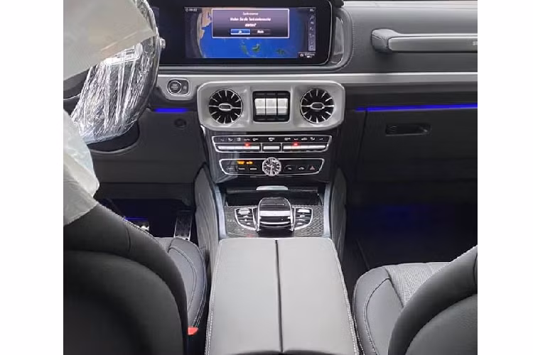 Như vậy, sau khi chơi dòng xe Mercedes-AMG G63 Edition One, cũng được giới hạn thời gian sản xuất, giới nhà giàu Việt chuyển sang mua Mercedes-AMG G63 Stronger Than Time Edition với vài sự thay đổi nhỏ ở ngoại thất và bên trong khoang lái.