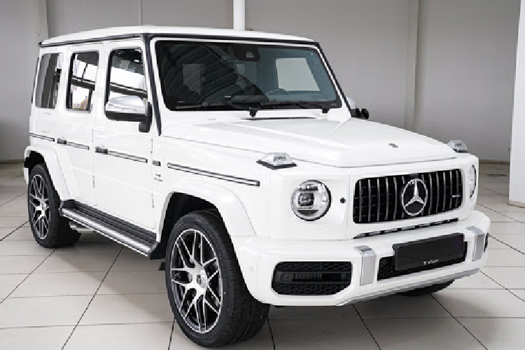 Nhờ đó, động cơ V8, tăng áp kép, dung tích 4.0 lít cho phép chiếc SUV hạng sang Mercedes-AMG G63 Stronger Than Time Edition tăng tốc từ vị trí xuất phát lên 100 km/h chỉ trong thời gian 4,5 giây trước khi đạt vận tốc tối đa 240 km/h.