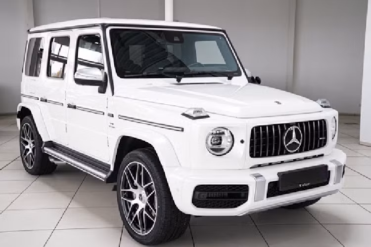 Nhờ đó, động cơ V8, tăng áp kép, dung tích 4.0 lít cho phép chiếc SUV hạng sang Mercedes-AMG G63 Stronger Than Time Edition tăng tốc từ vị trí xuất phát lên 100 km/h chỉ trong thời gian 4,5 giây trước khi đạt vận tốc tối đa 240 km/h.