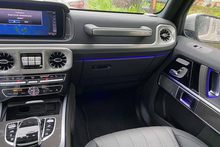 Mercedes-Benz G-Class Stronger Than Time Edition mới sẽ đi kèm gói phụ kiện AMG Line. Nhờ đó, phiên bản đặc biệt của mẫu SUV hạng sang được mệnh danh là "vua off-road" có ốp cua lốp loe rộng ra ngoài, những chi tiết ngoại thất AMG và cùm phanh khắc chữ Mercedes-Benz. Ngoài ra, Mercedes-Benz G-Class Stronger Than Time Edition còn có gói phụ kiện ngoại thất bằng thép không gỉ ở bậc lên xuống, ốp bậc cửa, ốp bậc cửa ở khoang hành lý hay vỏ lốp dự phòng.