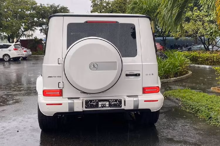Có thể dễ nhận dàng ra là chiếc SUV hạng sang Mercedes-AMG G63 Stronger Than Time Edition trong bài viết này chính là phiên bản cao cấp, mạnh mẽ nhất và đi kèm với đó là giá bán đắt nhất. Chính vì điều này mà những chiếc Mercedes-Benz G-Class Stronger Than Time Edition về Việt Nam đều thuộc phiên bản G63.