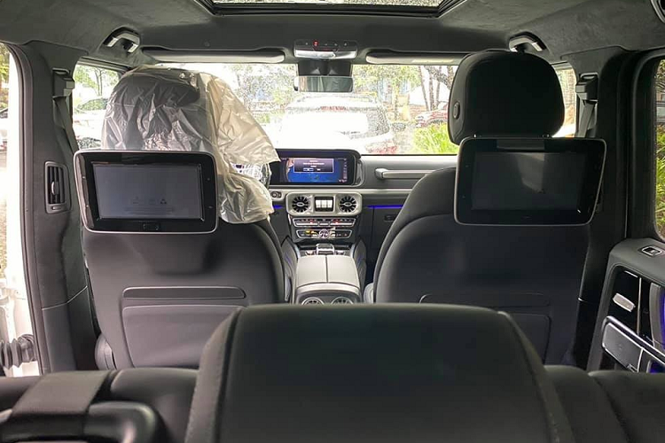 Được biết, chiếc xe do một công ty nhập khẩu tư nhân ở Đà Nẵng đưa về theo đơn đặt hàng của khách. Chiếc xe Mercedes-AMG G63 Stronger Than Time Edition mới này mang ngoại thất màu trắng và đi kèm với đó là nội thất tối màu.