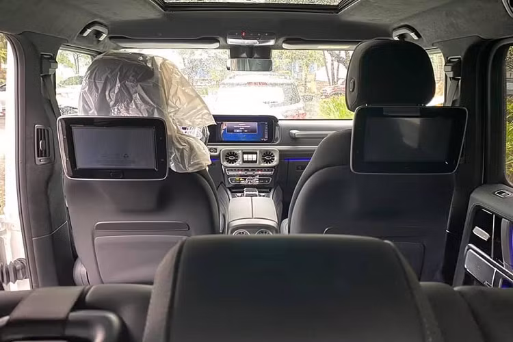 Được biết, chiếc xe do một công ty nhập khẩu tư nhân ở Đà Nẵng đưa về theo đơn đặt hàng của khách. Chiếc xe Mercedes-AMG G63 Stronger Than Time Edition mới này mang ngoại thất màu trắng và đi kèm với đó là nội thất tối màu.