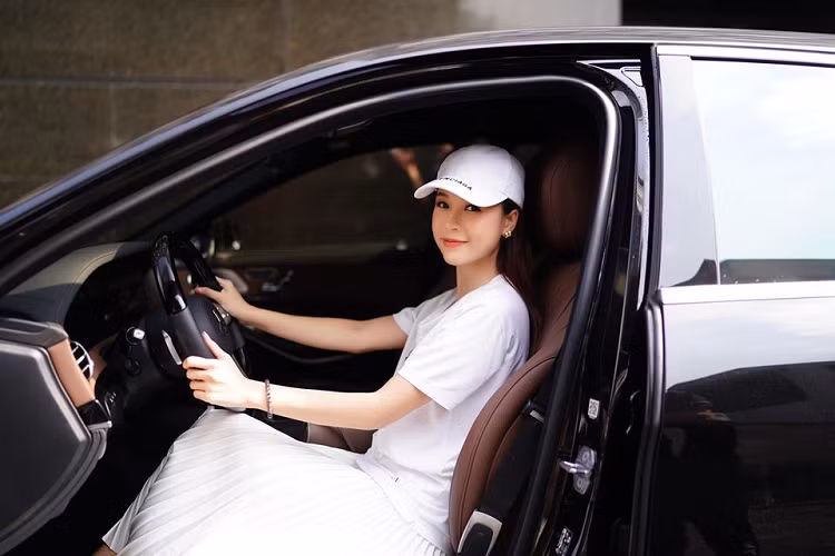 Hệ thống giải trí bao gồm âm thanh Bumester 13 loa công suất 590W, đèn viền nội thất với 64 màu tuỳ chọn, nội thất bọc da cao cấp ốp gỗ bóng Burr Walnut, cửa sổ trời panoramic. Xe có khả năng tương thích Bluetooth, trình duyệt Internet, Apple Carplay, Android và định vị vệ tinh toàn cầu có bản đồ Việt Nam, Camera 360 độ... 