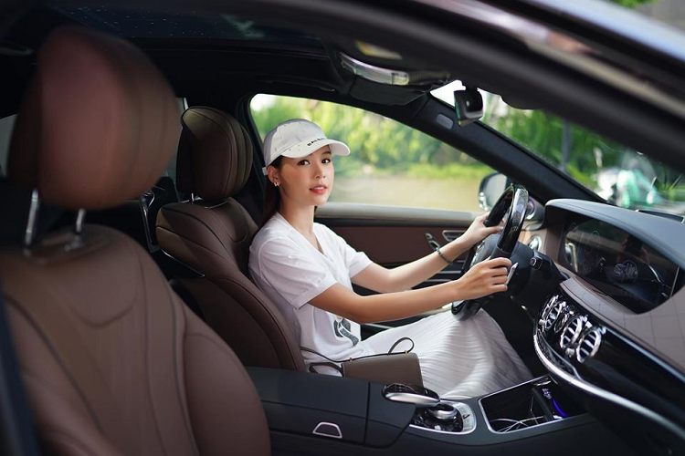Đây là chiếc xe Mercedes-Benz thứ 2 trong vòng gần 1 năm nay của hot girl Sam. Chiếc đầu tiên là mẫu xe MPV hạng sang Mercedes-Benz V-Class 2020. Hiện tại, giá xe Mercedes-Benz S450L Luxury 2020 đang được phân phối chính hãng với mức giá là 4,969 tỷ đồng. Chiếc xe Mercedes-Benz S450L Luxury của hot girl Sam mới mua có ngoại thất sơn màu đen cùng với đó là nội thất mang tông màu nâu. 